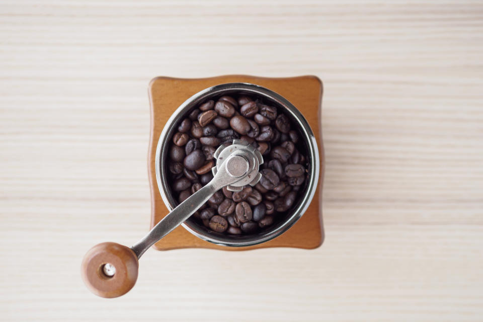 <a href="https://amzn.to/2moNsHC" target="_blank" rel="noopener noreferrer">A burr grinder</a> uses two revolving surfaces to basically crush beans a few at a time. (Photo: Kwangmoozaa via Getty Images)