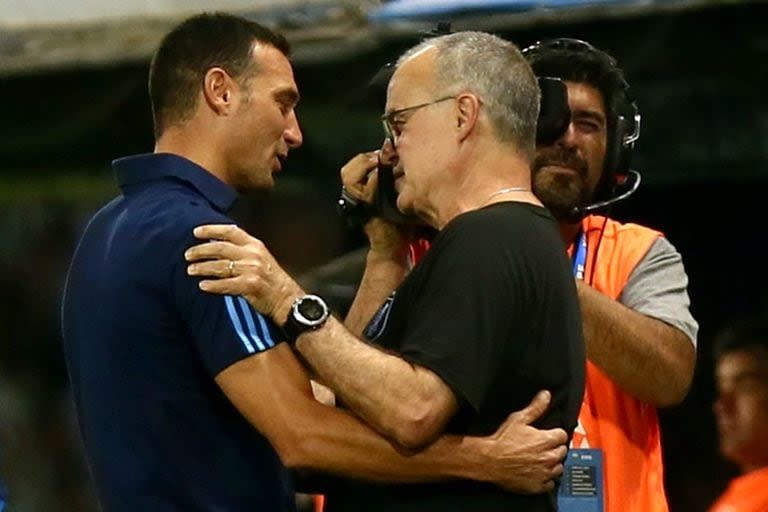 Lionel Scaloni y Marcelo Bielsa se saludan en la previa al encuentro