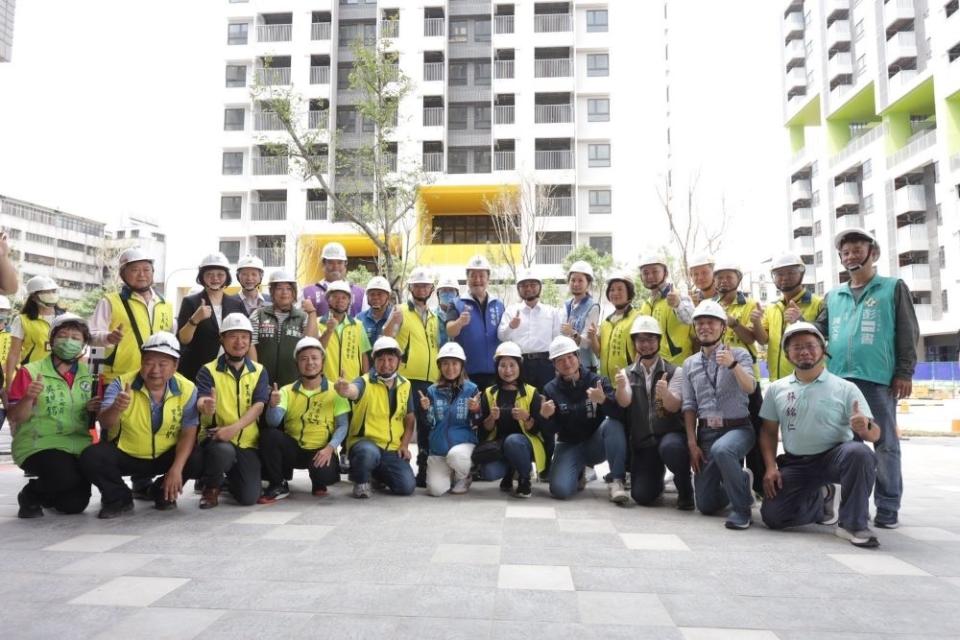 《圖說》新北市長侯友宜與工程團隊合影。〈城鄉局提供〉