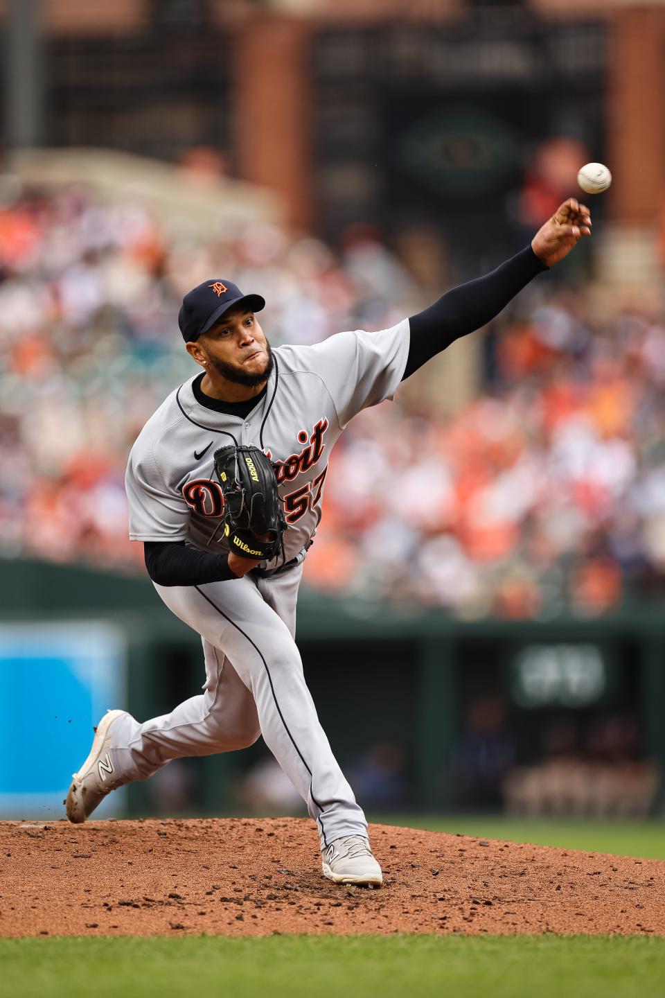 El lanzador abridor de los Tigres de Detroit, Eduardo Rodríguez, lanza contra los Orioles de Baltimore durante la segunda entrada en el Oriole Park en Camden Yards en Baltimore el domingo 23 de abril de 2023.