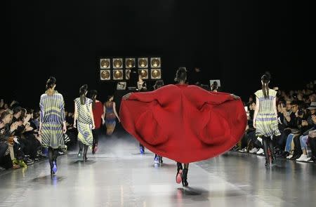 Models present creations by Japanese designer Yoshiyuki Miyamae as part of his Fall/Winter 2016/2017 women's ready-to-wear collection for fashion house Issey Miyake in Paris, France, March 4, 2016. REUTERS/Gonzalo Fuentes