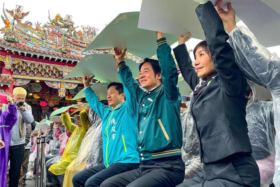 民進黨總統候選人賴清德(右2)21日與歌仔戲演員唐美雲(右1)、立委候選人陳俊宇(右3)等人高舉綠色圖卡，拼出「選」字，與其他縣共組成「選對的人」等字。（中時資料照／李忠一攝）