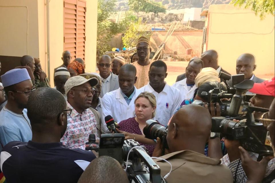 Dr Camilla Ducker (centre) next to Professor Samba Sow (CVD-Mali)