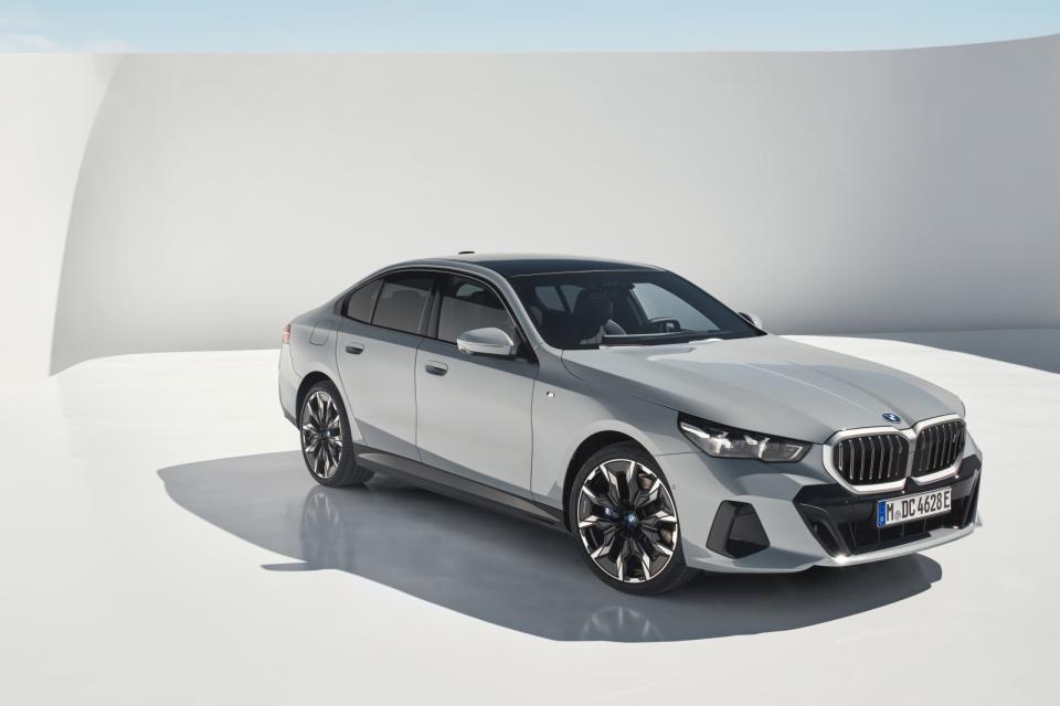 更為放大且飽滿的車身輪廓，超越5米的車身長度及全面增添的車寬、車高與軸距表現，也讓全新BMW i5座艙豪華與舒適性更加亮眼。