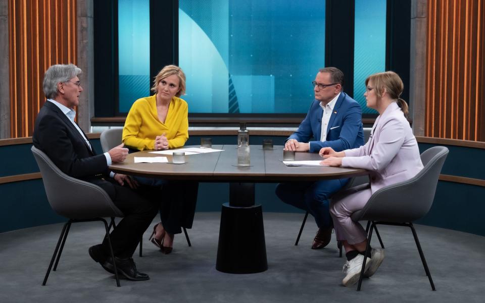 Im ARD-Talk diskutierten am Sonntag, von links: Joe Kaeser, Moderatorin Caren Miosga, Tino Chrupalla und Nadine Lindner. (Bild: ARD / Thomas Ernst)