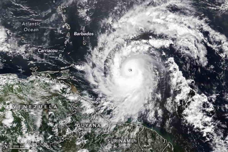 huracan beryl desde el espacio nasa