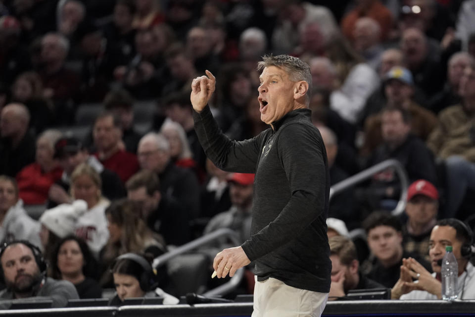 Oklahoma head coach Porter Moser calls from the sideline during the first half of an NCAA college basketball game against Cincinnati, Saturday, Jan. 20, 2024, in Cincinnati. (AP Photo/Joshua A. Bickel)