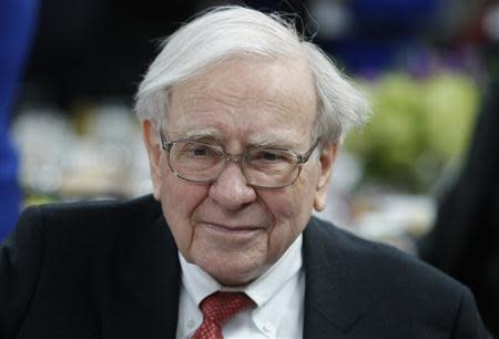 Warren Buffett, co-chair of the 10,000 Small Businesses Advisory Council, arrives for a panel discussion following a news conference announcing a $20 million partnership to bring Goldman Sachs' 10,000 Small Businesses initiative to the city of Detroit, Michigan November 26, 2013. REUTERS/Rebecca Cook