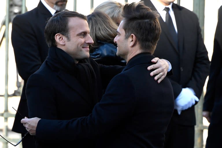 L’accolade entre Emmanuel Macron et David Hallyday