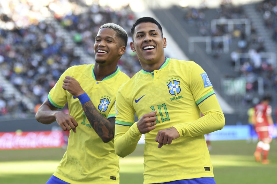 Matheus Martins celebra con su compañero Andre de la selección brasileña tras anotar el tercer gol en el encuentro ante Túnez en los octavos de final del Mundial Sub20 el miércoles 31 de mayo del 2023. (AP Foto/Gustavo Garello)