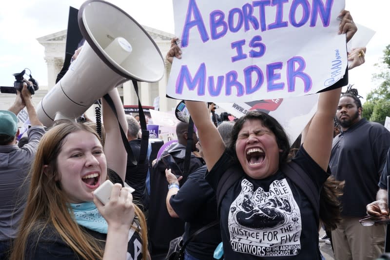 2022年6月24日，美國聯邦最高法院推翻保障女性墮胎權的「羅伊訴韋德案（Roe v.Wade）」判決，反墮胎人士欣喜欲狂（AP） 