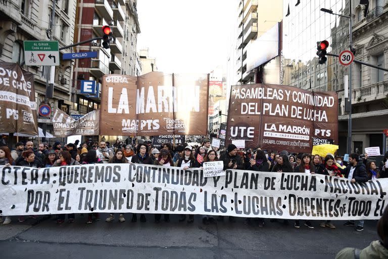 La Confederación de Trabajadores de la Educación (Ctera) realiza hoy un paro nacional en rechazo de la "criminalización de la protesta social", la condena al dirigente docente de Chubut Santiago Goodman y en reclamo de una "urgente resolución de los conflictos provinciales".