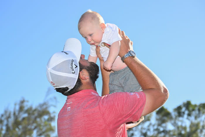 Jon Rahm con su hijo Eneko