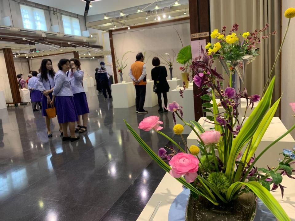 百花盛開！彰化藝術館展邀請「池坊華道」展出春華和韻、生命之美。（圖：李河錫攝）