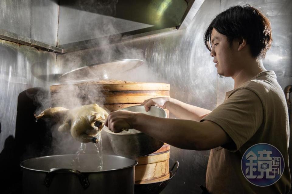 「白斬雞」也是美麗餐廳的人氣招牌，大量的雞湯成為佛跳牆的底湯。