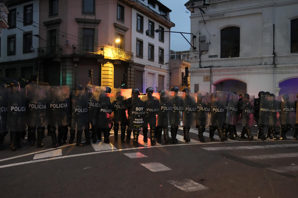 La policía toma control en la plaza de Santo Domingo Square, cercana al palacio de gobierno, en una protesta contra la eliminación de parte de los subsidios a los combustibles y el alza de los precios de la gasolina en Quito, Ecuador, el jueves 4 de julio de 2024. (AP Foto/Dolores Ochoa)