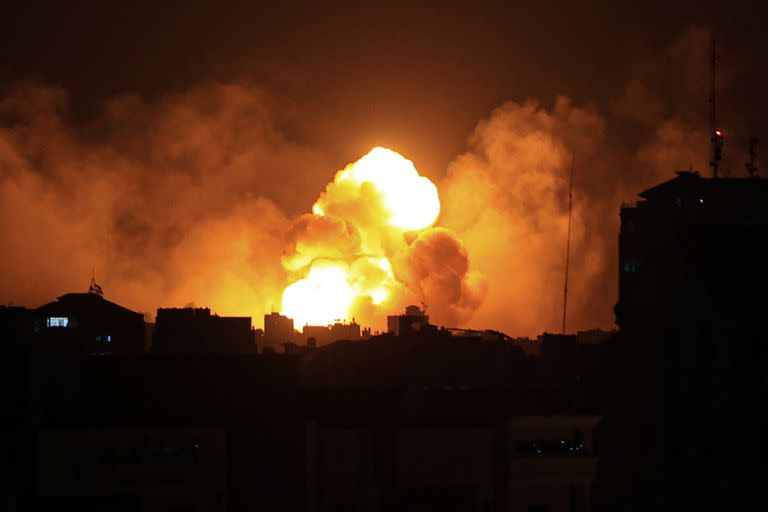 Humo y fuego en edificios de Gaza durante ataques israelíes, este domingo