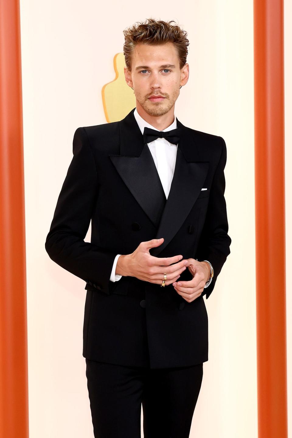 Austin Butler walks the Oscars red carpet on 12 March 2023 (Getty Images)