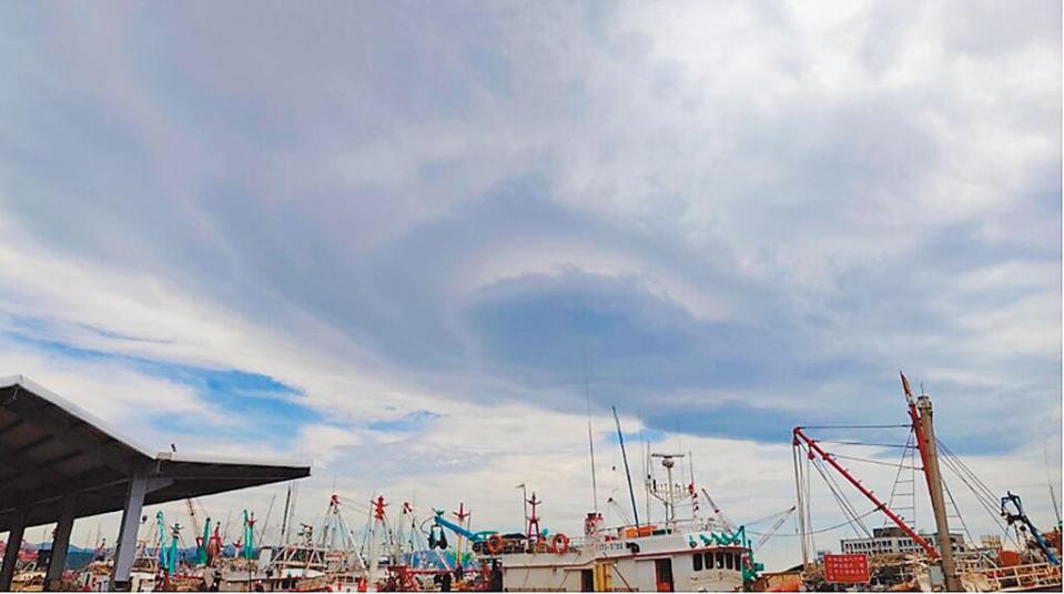 基隆北海岸於11日起連續3天出現奇特的「飛碟雲」，基隆氣象站表示，是強烈西南氣流盛行雲層越過台北盆地，於背風坡形成的環狀雲層所致。（徐佑昇攝）