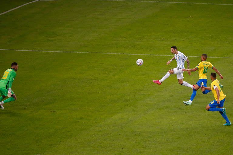 La definición de Angel Di María para el 1 a 0 frente a Brasil