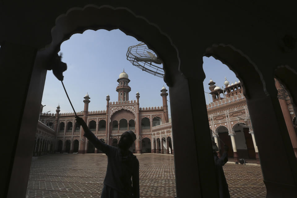 Un trabajador limpia un área en la histórica mezquita Sunehri, en Peshawar, Pakistán, por el inicio del ramadán, el miércoles 22 de marzo de 2023. (Foto AP/Muhammad Sajjad)