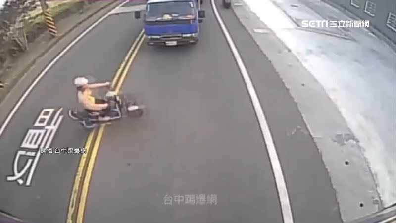 女子騎電動自行車橫切跨越雙黃線，結果撞上一輛直行重機。（圖／翻攝自台中踢爆網）