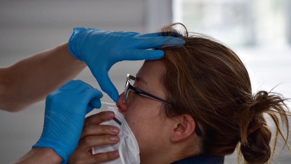 Mujer a la que le practican un test PCR.