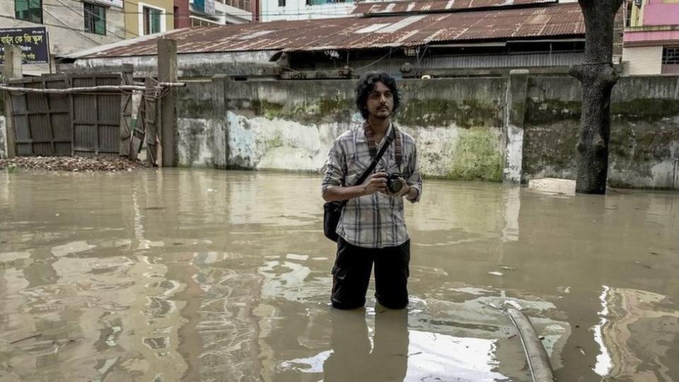 Jashim Salam en una calle inundada de Chittagong