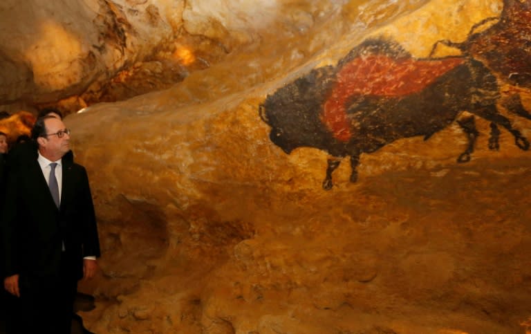 French President Francois Hollande visits Lascaux 4, a newreplica a new replica of the prehistoric paintings of the Lascaux cave, in Montignac, on December 10, 2016