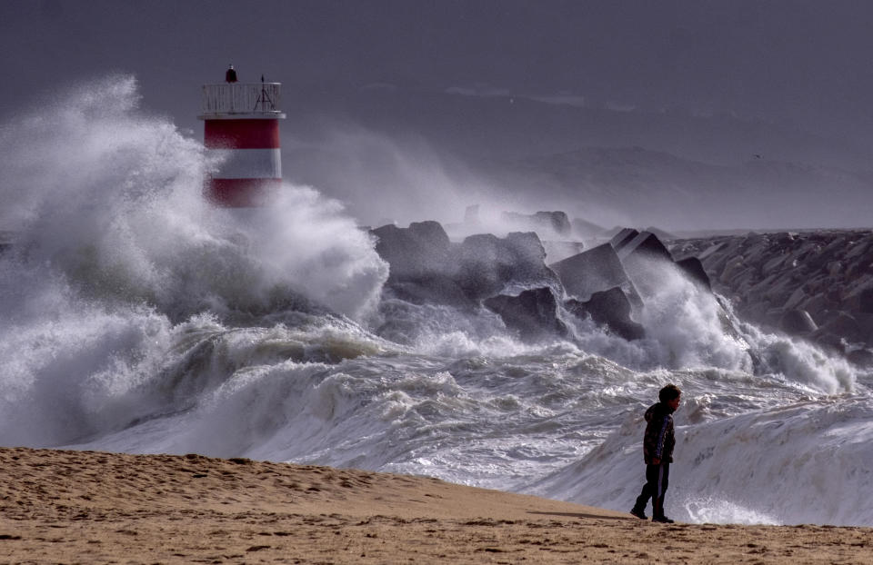 Big waves approach the beach of Nazare, Portugal, Tuesday, March 26, 2024. The high waves were caused by strong winds at one of the world's most popular surf spots. (AP Photo/Michael Probst)