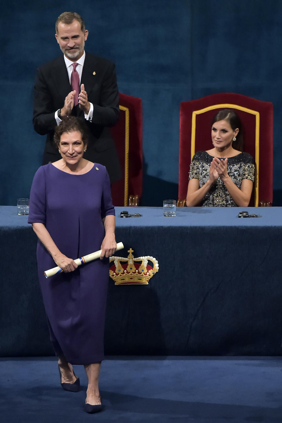 Alma Guillermoprieto gestures after receiving Princess of Asturias Award for Communication and Humanities from Spain's King Felipe VI at a ceremony in Oviedo, northern Spain, Friday Oct. 19, 2018. (AP Photo/Alvaro Barrientos)