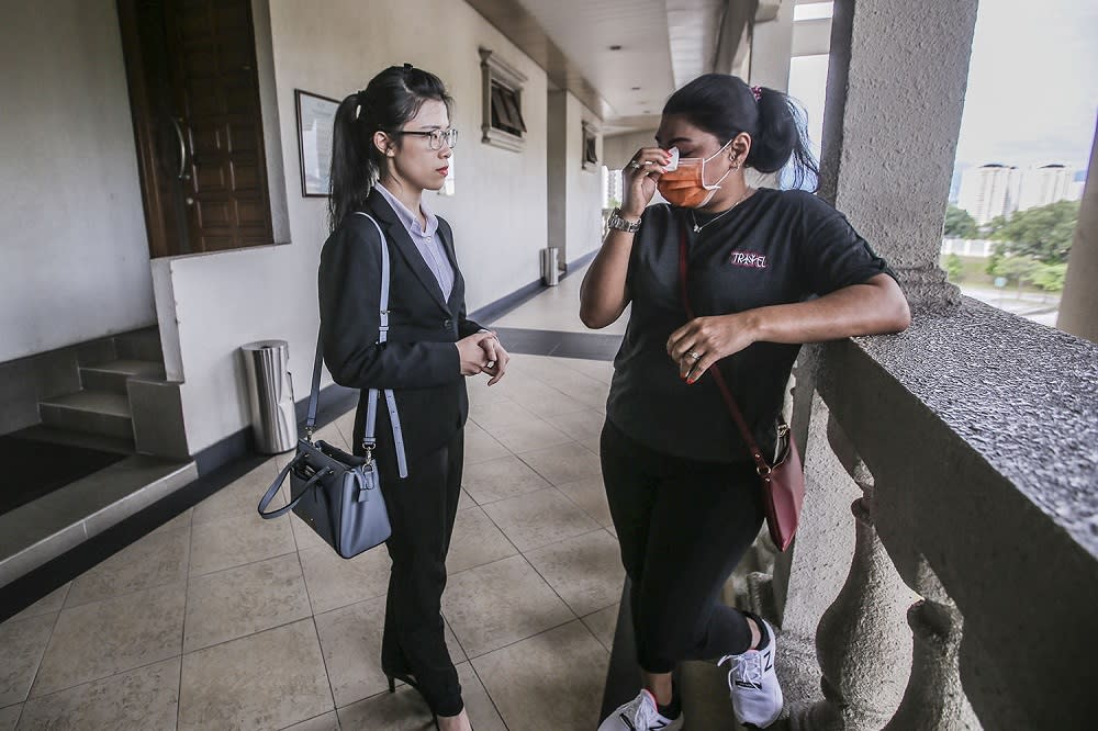 Lawyer Jasmine Wong and the Johor-born woman Tan Soo Yin at the Kuala Lumpur Court Complex on September 24, 2020. ― Pictures by Hari Anggara