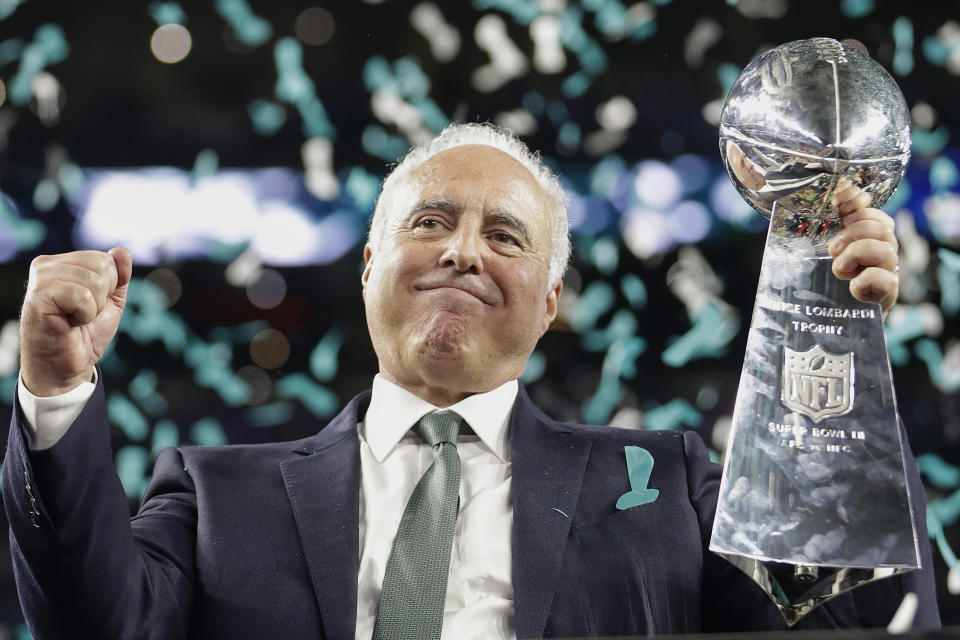 ARCHIVO - Jeffrey Lurie, dueño de los Eagles de Filadelfia, sostiene el trofeo Vince Lombardi, luego de ganar el Super Bowl LII sobre los Patriots de Nueva Inglaterra, el 4 de febrero de 2018, en Minneapolis (AP Foto/Mark Humphrey, archivo)