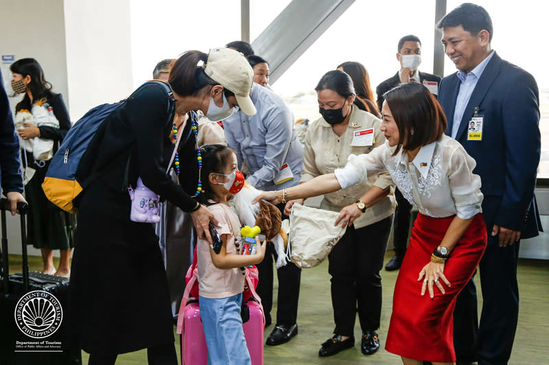 中國公民將可申請電子簽證赴菲律賓 8月24日起，中國公民將可申請電子簽證前往菲國。 圖為菲律賓觀光部長佛拉斯科（Christina Frasco，紅裙 者）1月24日在機場迎接抵菲的中國旅客。 （菲律賓觀光部提供） 中央社記者陳妍君馬尼拉傳真  112年7月26日 