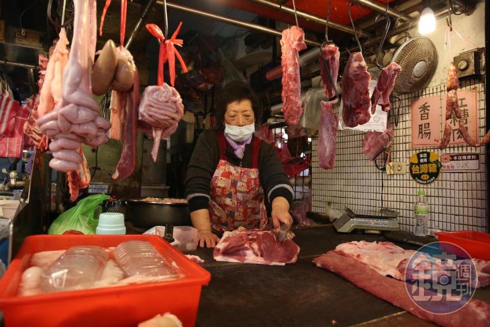 濱江市場「肉良」專賣宜蘭黑毛豬。