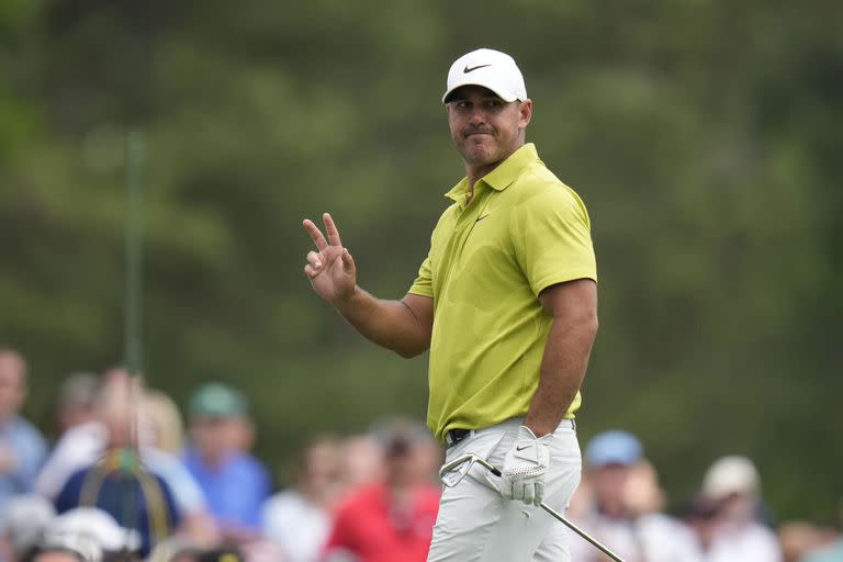 Brooks Koepka saluda en el par 3 del hoyo 12, donde anotó uno de sus ocho birdies