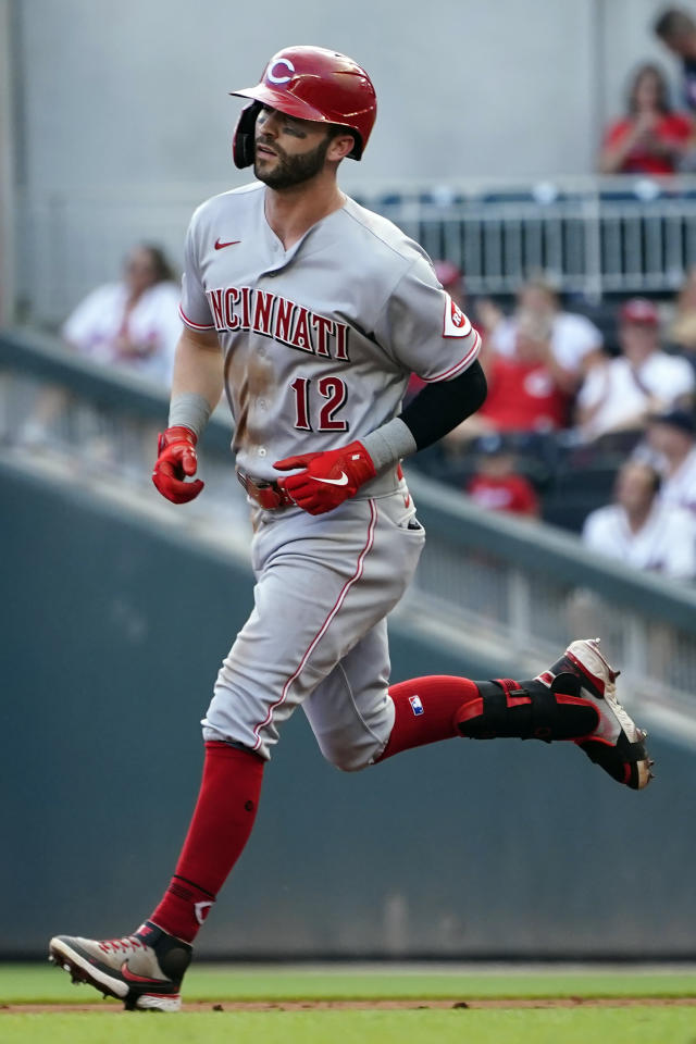 Winker delivers first hit in Reds win