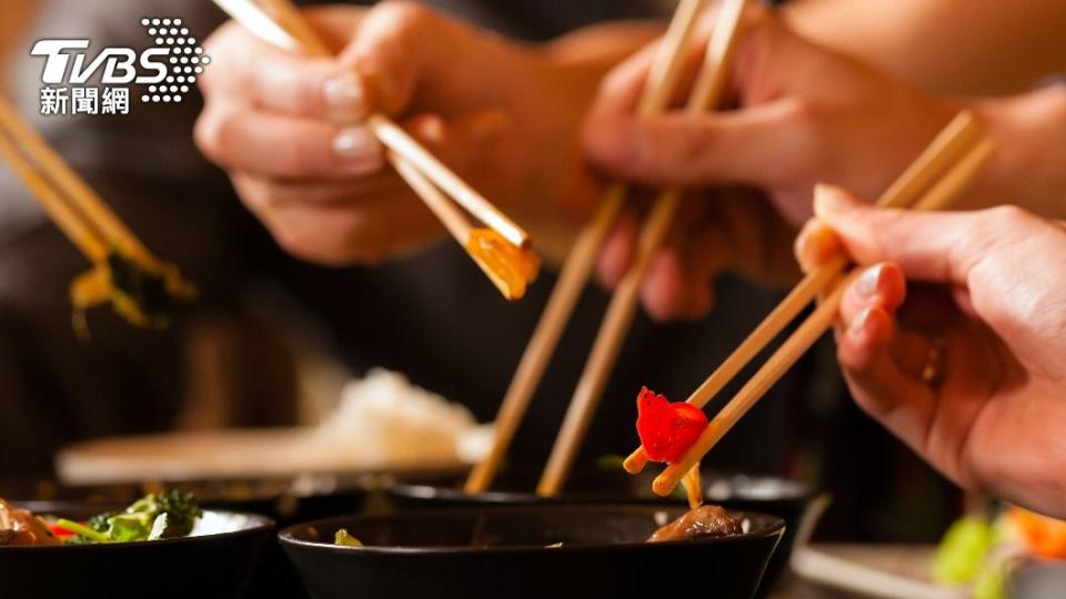 用筷子吃飯可以減緩進食速度。（示意圖／Shutterstock達志影像）