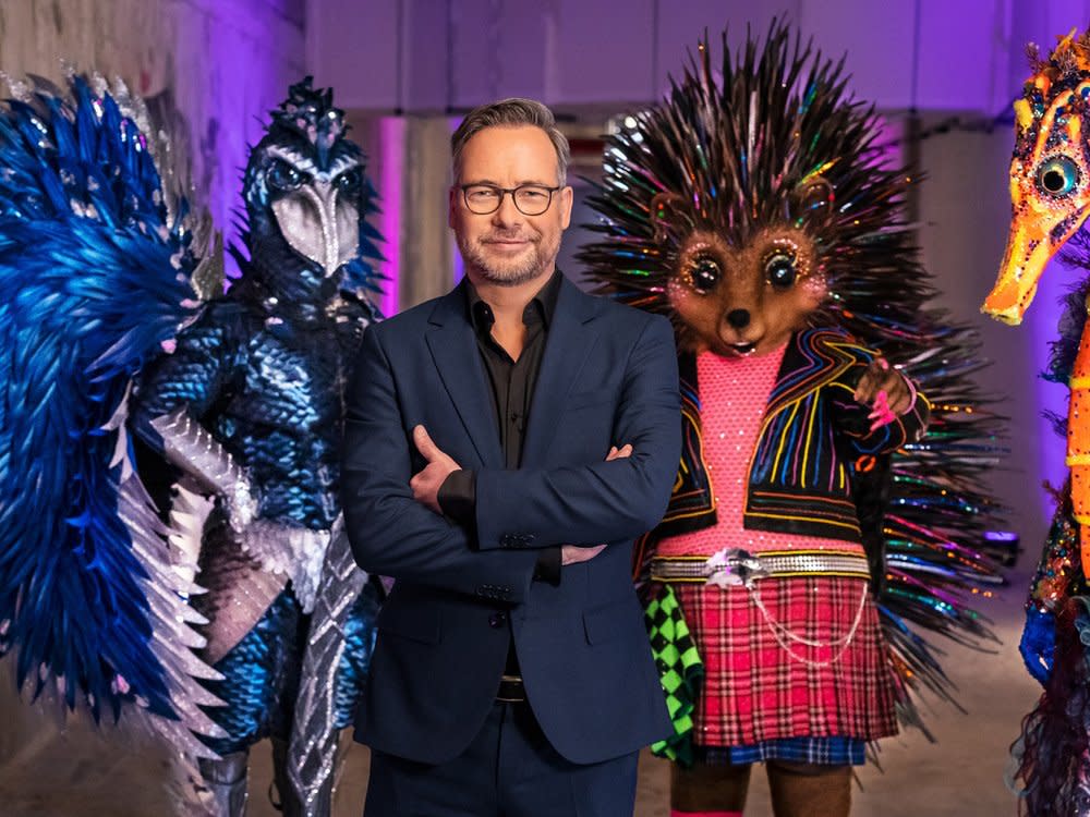 "The Masked Singer": Moderator Matthias Opdenhövel mit dem Schuhschnabel und dem Igel. (Bild: ProSieben / Benedikt Müller)