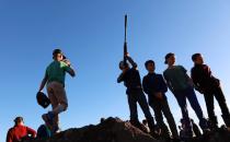 Niños de la comunidad mormona juegan con un rifle de juguete antes de la visita del presidente mexicano, Andrés Manuel López Obrador, a La Mora, Sonora, México