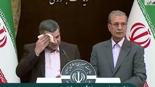 伊朗衛生部副部長，記者會上頻頻擦汗與咳嗽。（圖／翻攝自YouTube）