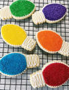 <p>Couverts de vermicelles étincelants, ces cookies en forme de guirlande illumineront tous vos repas.</p><p>Découvrir la recette <a href="http://kickanddinner.com/sorta-fancy-decorated-sugar-cookies/" rel="nofollow noopener" target="_blank" data-ylk="slk:ici;elm:context_link;itc:0;sec:content-canvas" class="link ">ici</a></p><br>