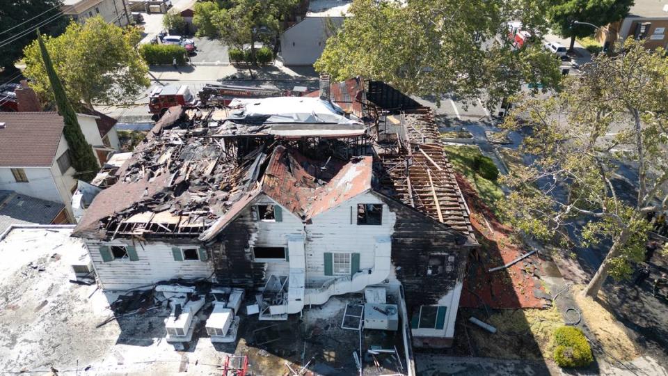 El antiguo edificio de Franklin and Downs Funeral Homes, en la esquina de la 12th y la G, resultó dañado por un incendio de madrugada en Modesto, California, el martes 16 de julio de 2024.