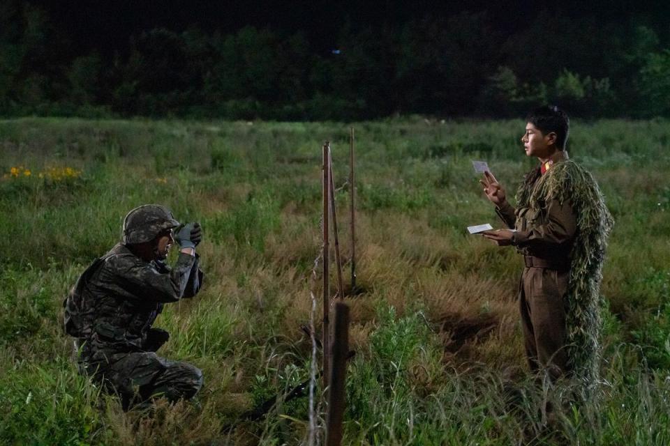 高庚杓與飾演北韓士兵李伊庚在《樂透大作戰》因為一張中獎彩券差點拚個你死我活。（采昌提供）