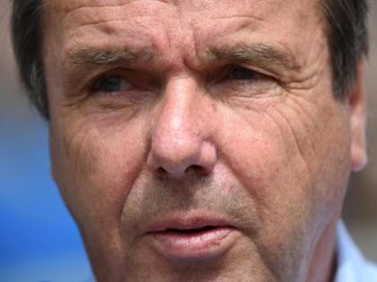 Heribert Bruchhagen möchte, dass die Bundesligaspiele stattfinden. Foto: Arne Dedert