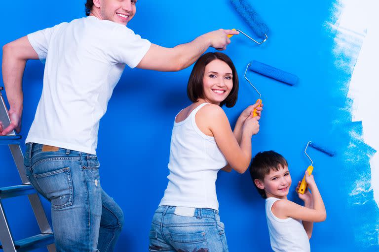 Renovar la casa puede ser una labor de toda la familia.