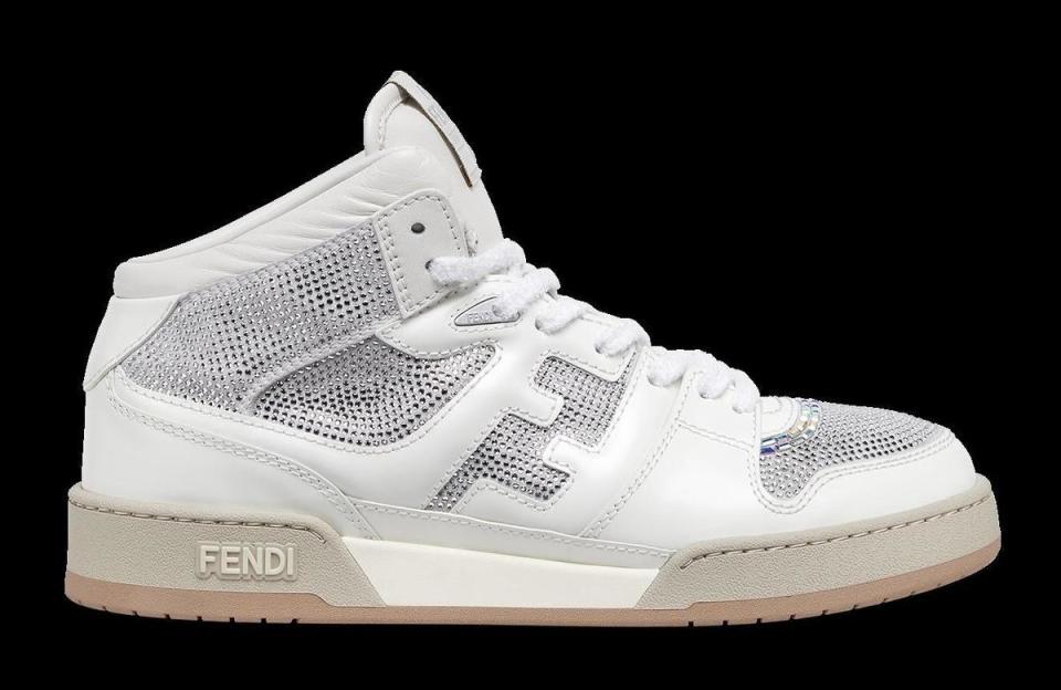 FENDI Match高筒運動鞋全白色鞋身上飾有水晶。〈FENDI提供〉