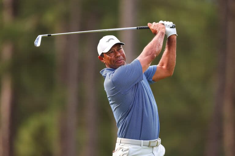 Tiger Woods y su salida desde el tee del hoyo 12, durante una ronda de prácticas en el Pinehurst Resort