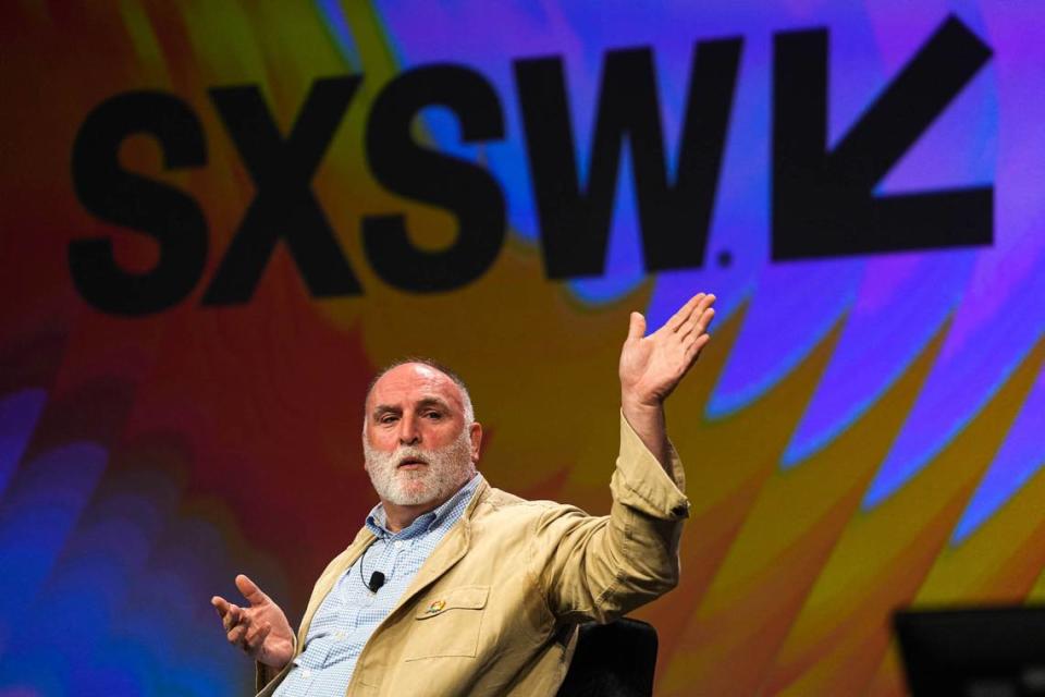 El chef José Andrés pronuncia un discurso en el evento principal de South by Southwest el sábado 11 de marzo de 2023. Su empresa de hospitalidad colaborará con Hyatt en el programa de alimentos y bebidas del renovado Andaz Hotel en Miami Beach.