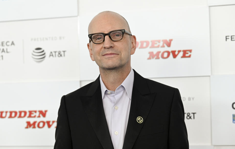 ARCHIVO-El director Steven Soderbergh asiste al estreno de "No Sudden Move" durante la 20a edición del Festival de Tribeca en Nueva York el 18 de junio de 2021. Soderbergh dirige la serie de Max "Full Circle". (Foto Evan Agostini/Invision/AP, archivo)